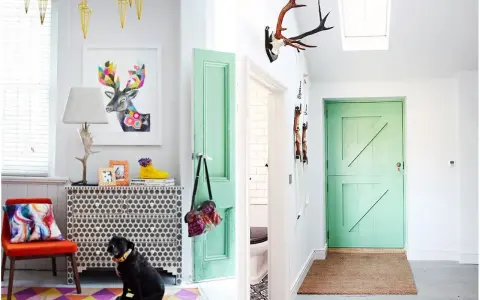 Puertas pintadas con chalk paint, un estilo que da vida a los espacios. Un perro negro y un ciervo colorido completan la escena.