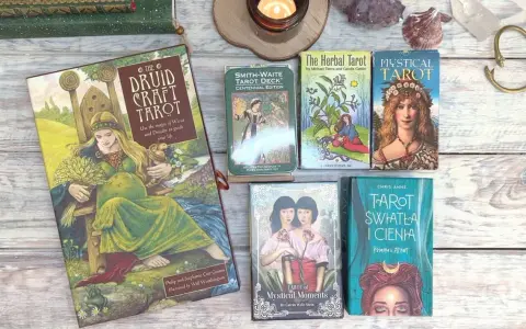 Różne rodzaje kart tarota: Druid Craft Tarot, Smith-Waite, Herbal Tarot, Mystical Tarot, Tarot of Mystical Moments, Tarot Światła i Cienia.