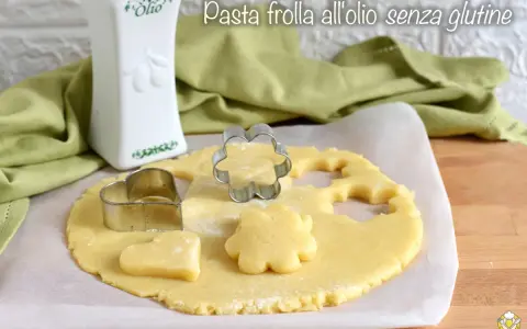 Pasta frolla all'olio senza glutine pronta per essere trasformata in biscotti con formine a cuore e fiore.