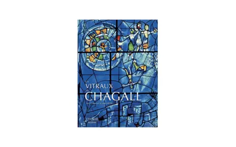 Livre "Les Vitraux de Chagall", illustré par un vitrail bleu éclatant, évoquant la beauté des églises ornées par Chagall.