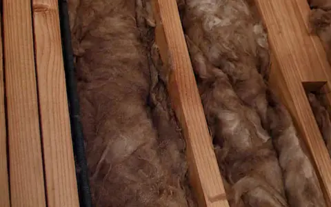 Holzsparren halten die Dämmwolle an ihrem Platz.