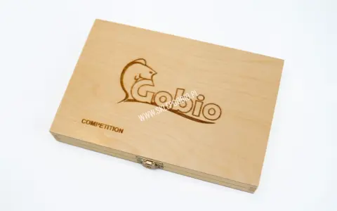 Drewniane pudełko na przypony z logo "Gobio" i napisem "COMPETITION". Idealne do przechowywania sprzętu wędkarskiego.