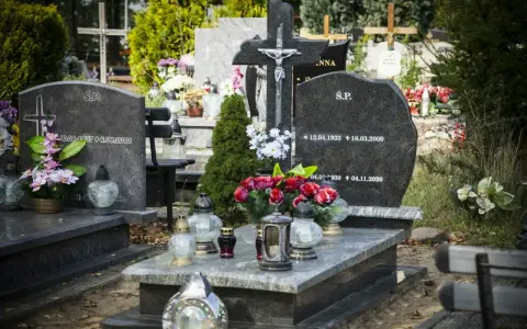 Ile kosztuje krzyż na cmentarz? Sprawdź ceny i porady