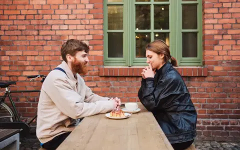 Para rozmawia przy stoliku na zewnątrz. Czy to znaczy matching z kimś, gdy czujesz taką swobodę?