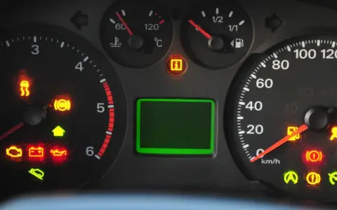 Armaturenbrett mit leuchtenden Warnleuchten: Motorblock, ABS, Airbag, Batterie, Öl und mehr. Ein Auto mit Problemen.