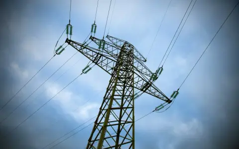 Wysoki słup energetyczny z przewodami, przypominający o taryfie g12n.
