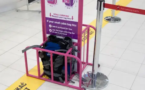Wizzair leki w bagażu podręcznym? Sprawdź wymiary w różowym stojaku. Plecaki czekają na pomiar.