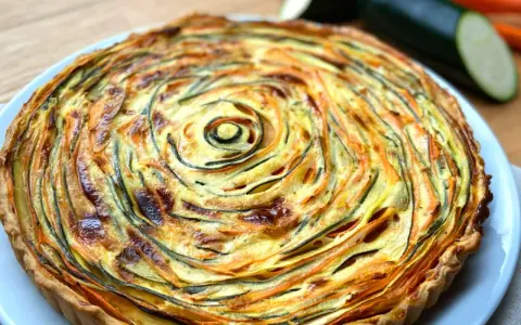 Herzhafte Quiche mit Zucchini und Karotten auf fertigem Hefeteig. Ein tolles Beispiel für rezepte mit fertig hefeteig herzhaft, das einfach zuzubereiten ist.