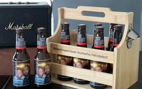 Cervezas personalizadas regalo: seis botellas de Estrella Galicia en un cesto de madera, con fotos y mensajes divertidos.