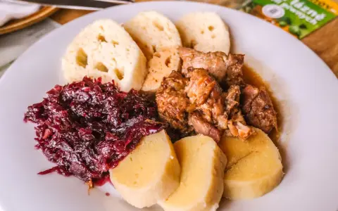 Gdzie zjeść w Harrachovie? Odkryj najlepsze smaki Karkonoszy