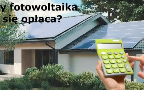 Dom z panelami fotowoltaicznymi na dachu, kalkulator w dłoni. Obliczasz zalety elektrowni słonecznej i oszczędności.