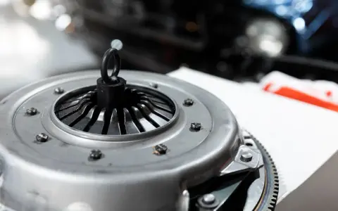 Mazda 6: Uszkodzone sprzęgło alternatora? Objawy, diagnostyka, koszty