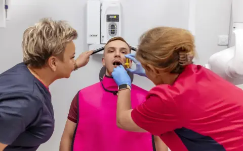 Dzwonienie w uszach: Przyczyny. Kiedy to sygnał alarmowy?