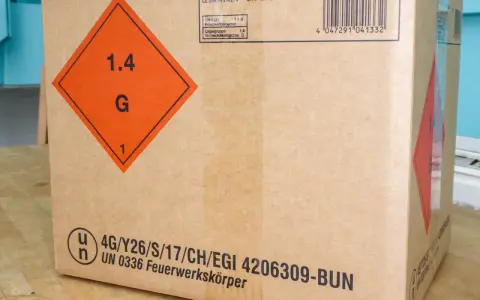 Karton mit Gefahrgutkennzeichnung "1.4 G" und "UN 0336 Feuerwerkskörper". Die 1000 punkte regel ist hier nicht relevant.