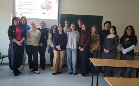Grupa osób na szkoleniu ISTDP. Intensywna Krótkoterminowa Psychoterapia Dynamiczna to droga do efektywnej zmiany, dla każdego, kto chce pracować nad sobą.