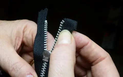 Jak wszyć zamek do bluzy? Łatwy poradnik DIY i unikaj błędów