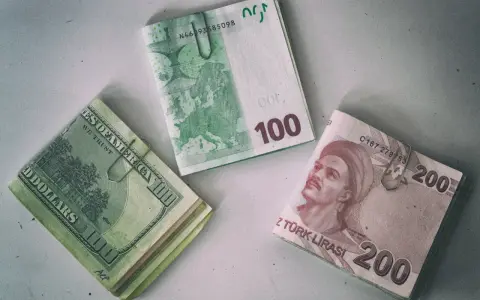 Stosy dolarów, euro i lir tureckich. Gdzie rozmienić dolary na drobne? Może w kantorze obok?