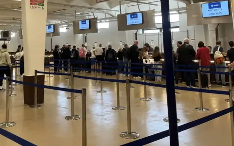 Persone in fila per il check-in MSC Lirica al porto di Venezia.