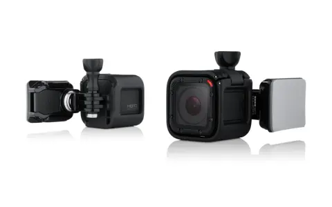 Dwa czarne aparaty GoPro Hero Session z mocowaniami, gotowe do montażu na kask.