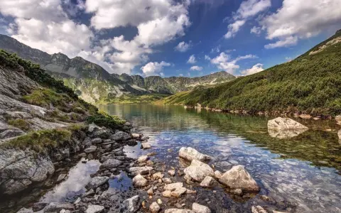 Piękny widok na Tatry, idealny na spacer. Ile się idzie na Dolinę 5 Stawów? Warto!