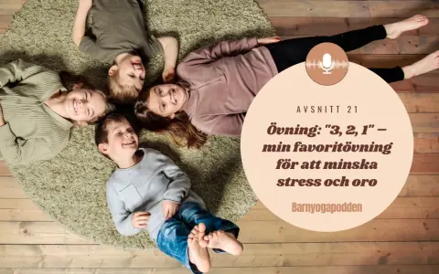 Fyra glada barn ligger på en matta. Texten handlar om en övning för att minska stress och oro hos stressade barn.
