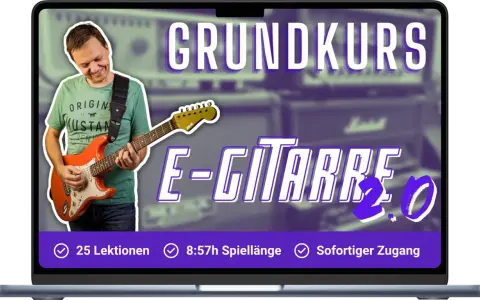Mann spielt orange E-Gitarre, "GRUNDKURS E-GITARRE 2.0" steht im Bild.