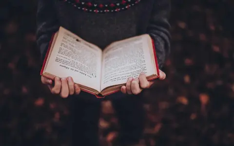 Czytanie książek: Jak literatura zmienia mózg i ratuje duszę?