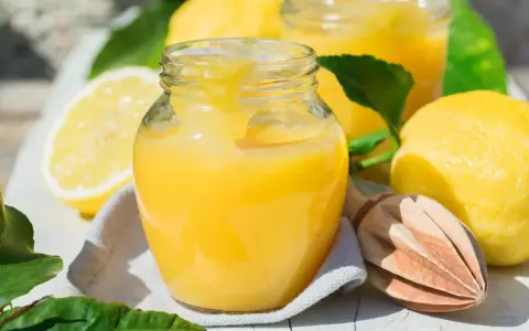 Un pot de lemon curd onctueux, prêt à être dégusté. Une recette simple pour un délice acidulé.