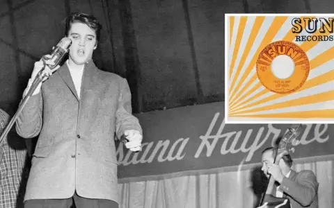 Junger Elvis Presley singt ins Mikrofon, daneben eine Sun Records Single mit "That's All Right".