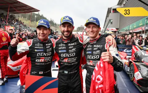 José María López y sus compañeros celebran una victoria en el WEC. El equipo Toyota Gazoo Racing muestra su orgullo.