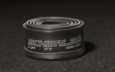 Zwinięta dętka Schwalbe 27.5" 40/62-584, idealna do opony 700x40c.