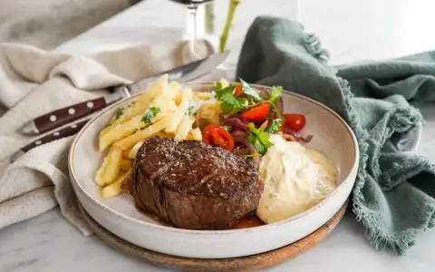 En saftig steak frites med krispiga pommes, en fräsch sallad och krämig bearnaisesås.