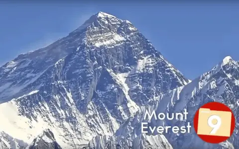 Majestatyczny Mount Everest, najwyższe góry na świecie, wznosi się dumnie na tle błękitnego nieba.