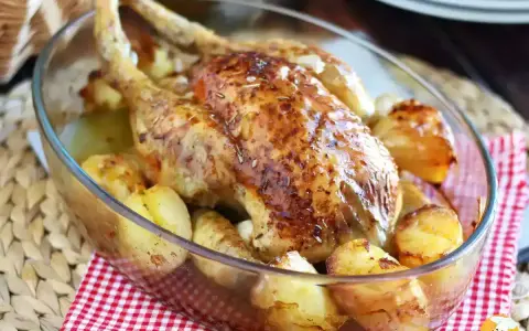 Poulet rôti doré avec pommes de terre dans un plat en verre. Une belle idée pour vos recettes avec poulet.