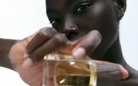 Parfum und Deo: So kombinieren Sie Düfte richtig für langanhaltenden Frische