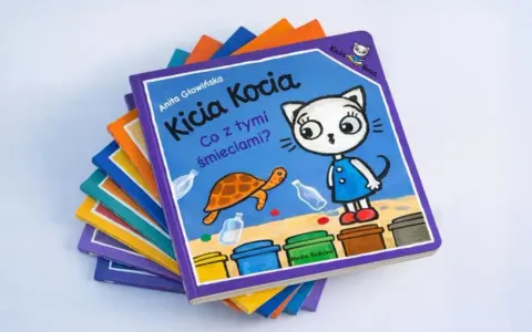 Kicia Kocia i jej przyjaciele uczą się segregować śmieci. Na okładce książki widać Kicię Kocię, żółwia i kolorowe kosze.