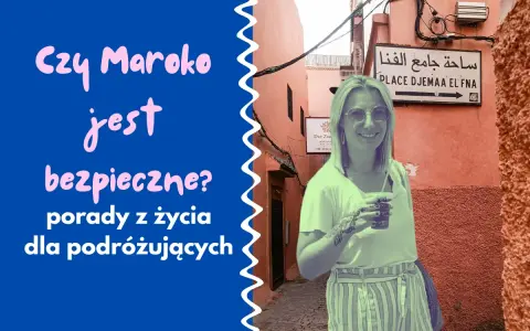 Uśmiechnięta turystka w Maroku, pod znakiem "Place Djemaa el Fna". Czy Maroko jest bezpieczne? Porady dla podróżujących.