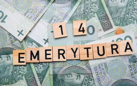Litery układają słowo "EMERYTURA" na tle polskich banknotów. Kiedy składać wniosek o emeryturę w KRUS?