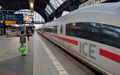 Ein ICE-Zug fährt in Karlsruhe Hbf ein. Der Unterschied zwischen 1. und 2. Klasse ist hier nicht sichtbar, aber die Reise beginnt.