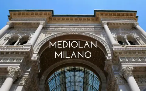 Elegancka fasada Galleria Vittorio Emanuele II w Mediolanie z napisem "MEDIO LAN MILANO".