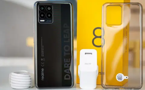 Zestaw z telefonem realme 8: czarny smartfon, ładowarka, kabel i przezroczyste etui.
