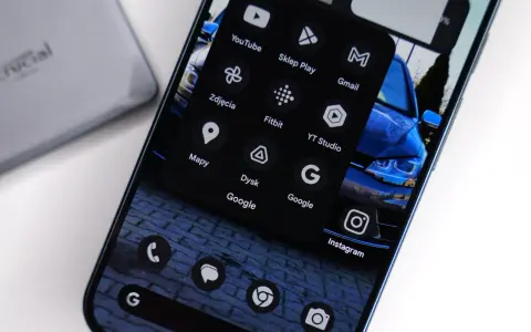Na ekranie smartfona widać menu z ikonami aplikacji, w tym YouTube, Sklep Play, Gmail, Zdjęcia, Fitbit, Mapy, Dysk Google, Instagram. To przykład nowoczesnej sztuczna inteligencja aplikacja.