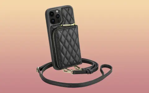 Eleganckie czarne etui na telefon z pikowaną kieszonką i paskiem na ramię. Idealne etui crossbody dla stylowej kobiety.