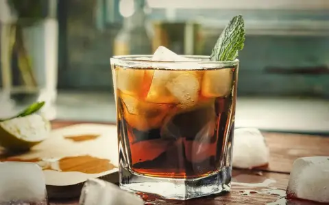 Orzeźwiający drink z lodem i miętą. Czy to rum, czy gin ile procent?