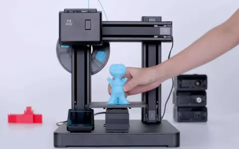 Drukarka 3D MOOZ tworzy niebieską figurkę. Zastanawiasz się, ile prądu zużywa drukarka 3D?