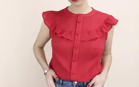 Chemise rouge à volants sur les épaules, inspirée d'un patron manche volant. Un style féminin et tendance.