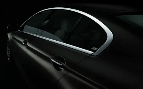 Detailaufnahme eines schwarzen BMW Gran Coupe mit dem charakteristischen Hofmeister-Knick am Fenster.