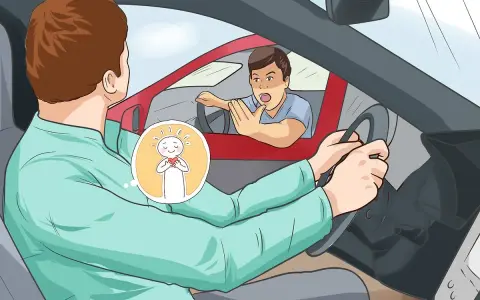 Un automobilista calmo, con un pensiero di gioia, evita una reazione aggressiva verso un altro guidatore arrabbiato. Impara come guidare bene con pazienza.