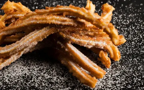 Churros przepis: złociste, chrupiące paluszki posypane cukrem, idealne do maczania.