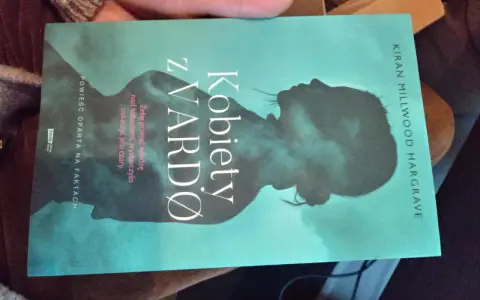 Okładka książki "Kobiety z Vardo" z sylwetką kobiety. Opowiada o oskarżeniach o czary.